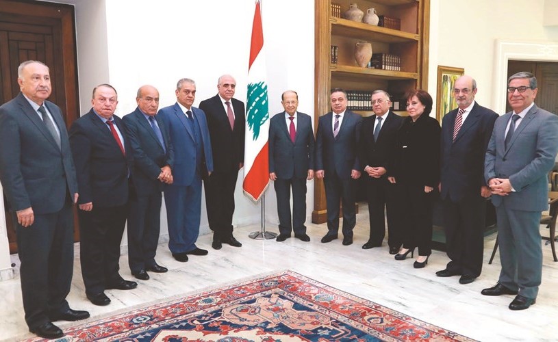 الرئيس العماد ميشال عون مستقبلا وفد مجلس نقابة المحررين في بعبدا امس	(محمود الطويل)﻿