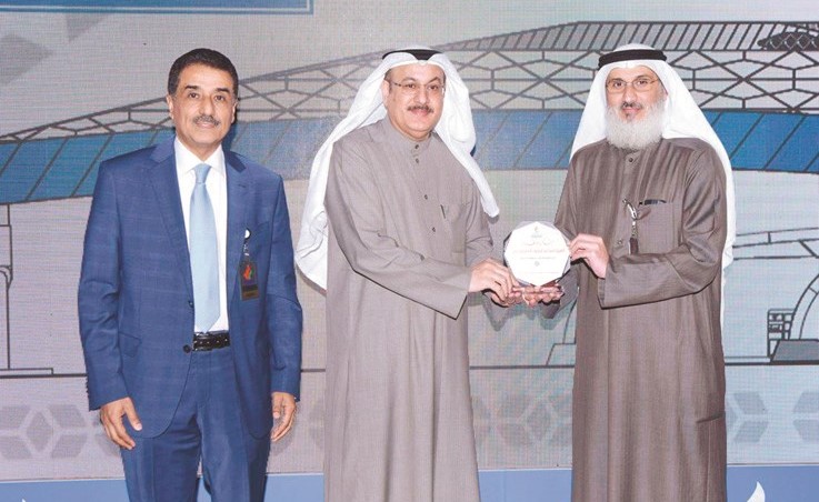 وليد البدر مكرما مدير عام الهيئة العامة للمعلومات المدنية مساعد العسعوسي﻿