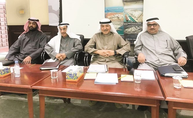 وليد حديد في لقطة جماعية خلال الجمعية العمومية ﻿