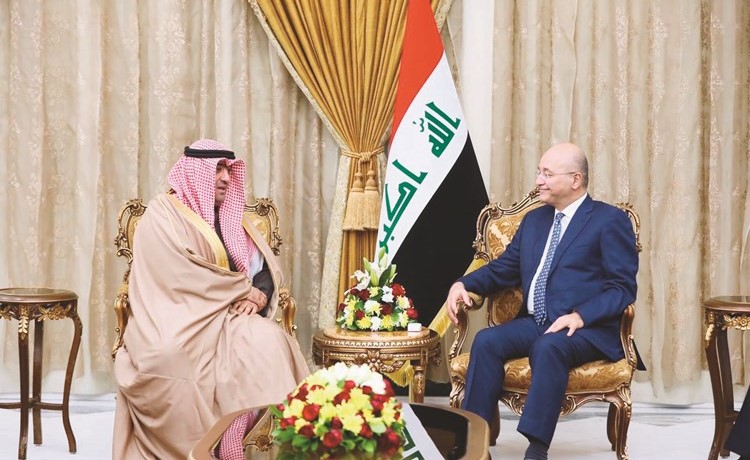الرئيس العراقي برهم صالح مستقبلا الوزير خالد الروضان -(كونا)﻿