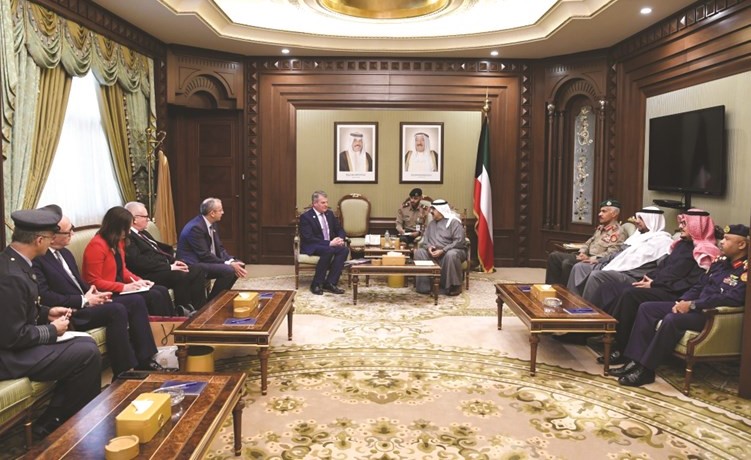 الشيخ ناصر صباح الأحمدمستقبلا وزير التجهيز العسكري البريطاني ستيوارت اندرو﻿