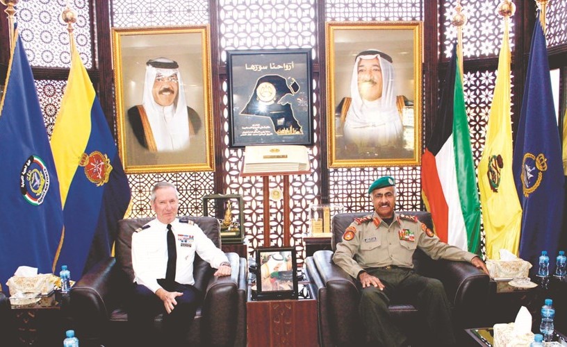 رئيس الأركان الفريق الركن محمد الخضر مستقبلا العقيد الركن طيار باتريك بيكييه﻿