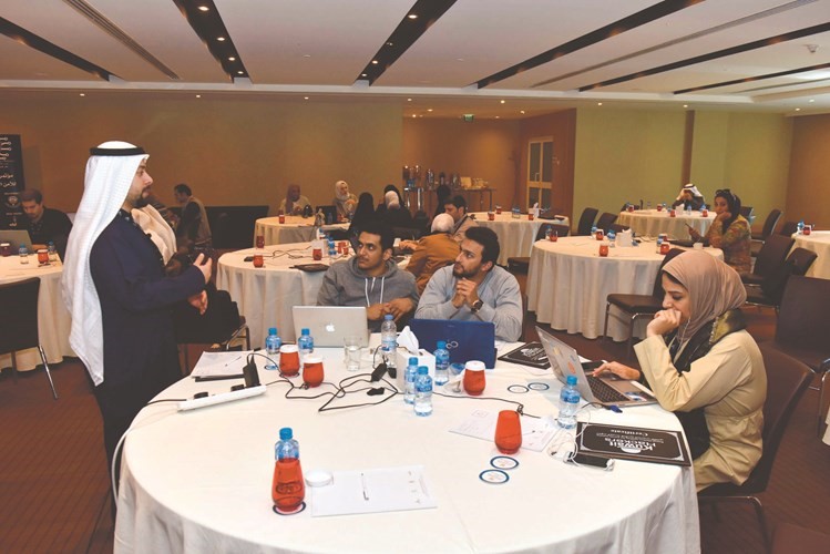 د.عمر الابراهيم خلال ورشة عمل اختراق الهواتف الذكية﻿