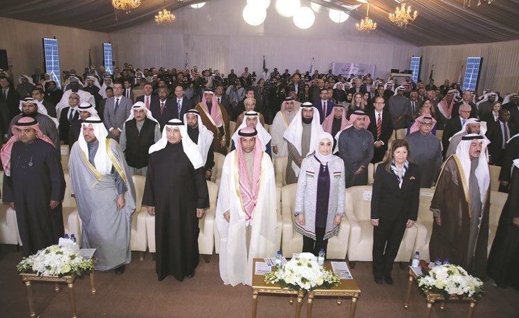 د.خالد الفاضل ود.مريم العقيل وأحمد الجسار ود.سميرة السيد عمر والشيخ عبدالله الأحمد وبدر الرفاعي والفريق فهد الامير في مقدمة الحضور﻿