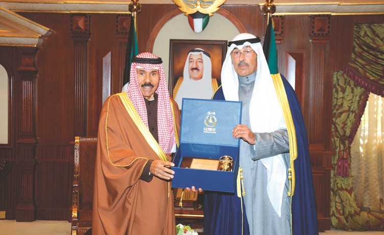 سمو ولي العهد خلال استقباله الشيخ فواز الخالد﻿