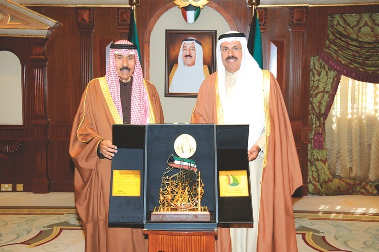 سمو ولي العهد الشيخ نواف الأحمد مستقبلا الفريق أول متقاعد الشيخ احمد النواف﻿