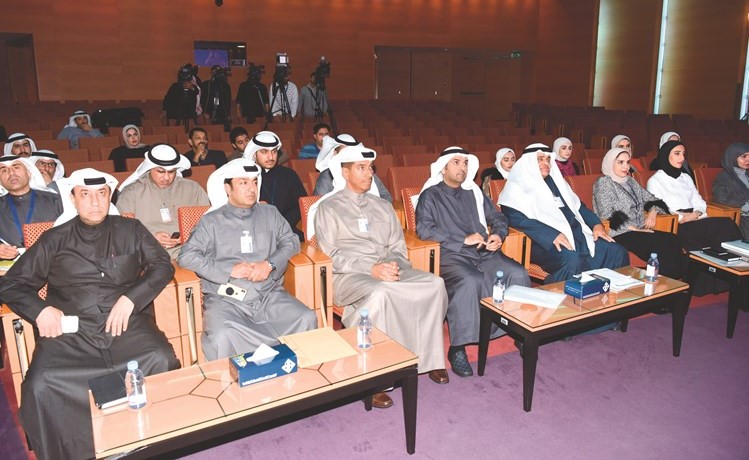 نايف الحجرف ومشعل العثمان وخالد الفضالة خلال المؤتمر﻿