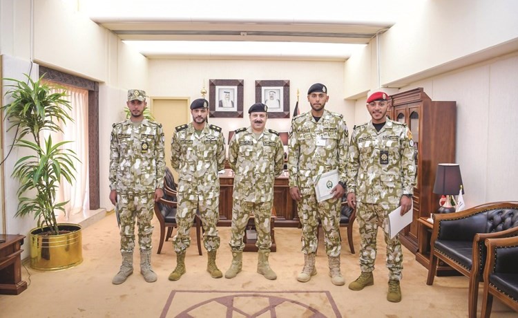 الأمين العام المساعد لشؤون الحرس في مجلس الأمة اللواء خالد الوقيت متوسطا المكرمين ويبدو المقدم بدر المطوع﻿