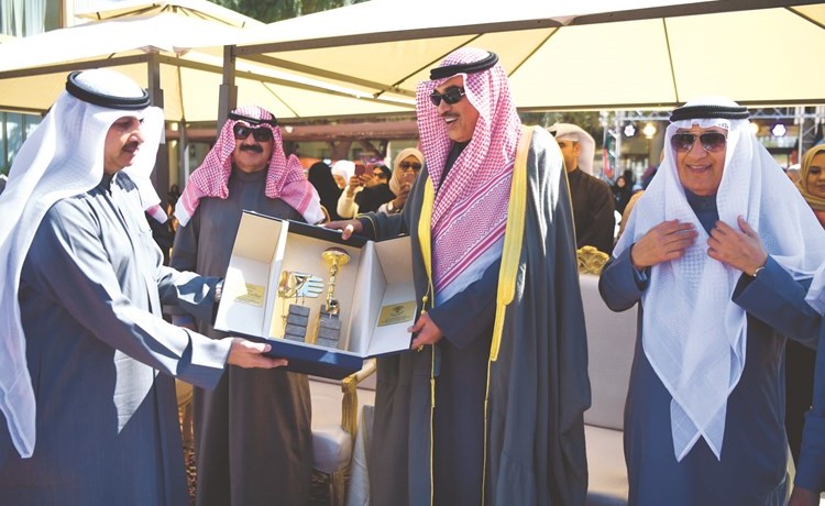 تكريم الشيخ صباح الخالد من سامي الحمد بحضور خالد الجارالله وعبدالعزيز الشارخ	(محمد هاشم)﻿