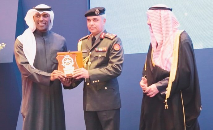 السفير الشيخ عزام الصباح والعميد الركن ناصر السمحان خلال الحفل﻿