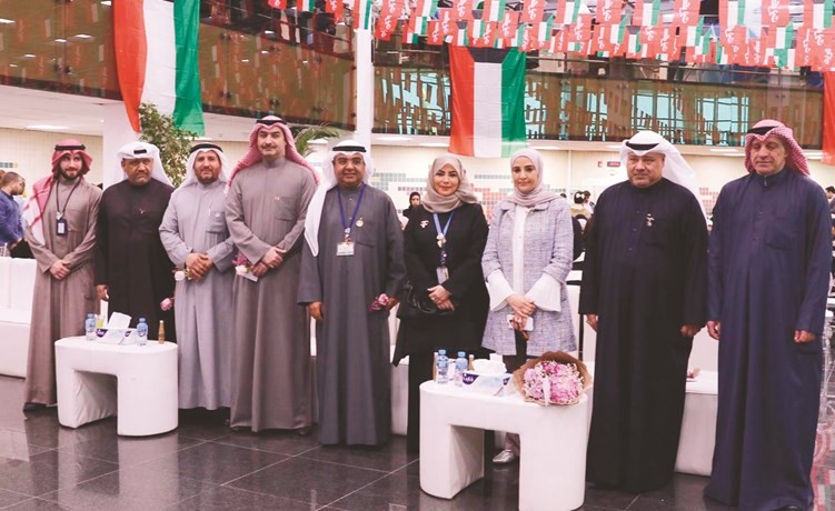مريم العقيل ود.خالد مهدي وبدر الرفاعي يتوسطون قيادات الأمانة العامة للتخطيط﻿