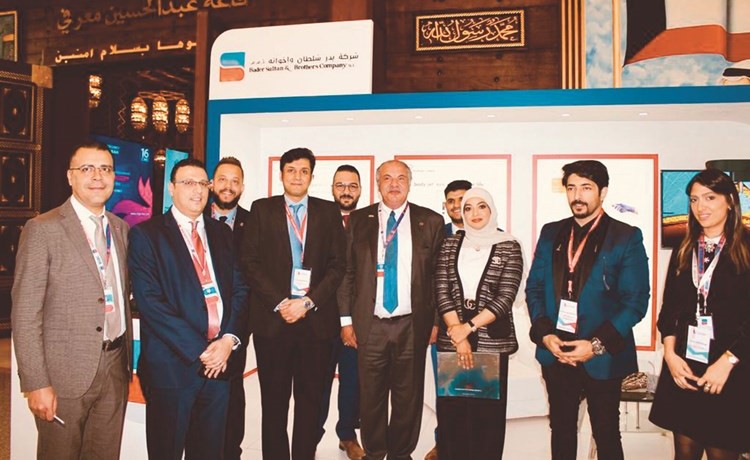 د.فاطمة النجار ود.قتيبة الكندري مع عماد الزبن في المعرض المصاحب للمؤتمر ﻿