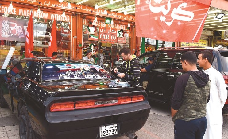 شارع «الزينة».. مقصد للشباب الكويتيين لتزيين سياراتهم ابتهاجاً بالأعياد الوطنية