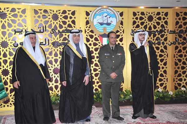 السفير صالح الذويخ والسفير أحمد البكر وأعضاء السفارة خلال استقبال ضيوف الحفل