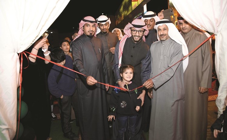 البغيلي يقص شريط افتتاح المهرجان﻿