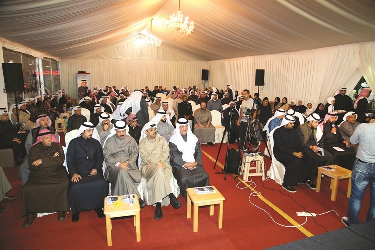 الحضور يستمعون لحديث مرشح الدائرة الثانية م. أحمد الحمد﻿