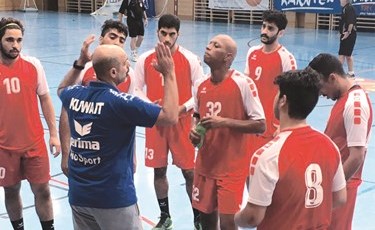مدرب منتخب شباب الكويت خالد غلوم يوجهه اللاعبين في مباراة سابقة﻿