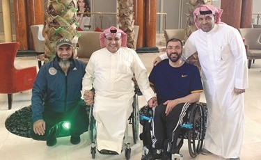الهاجري والدوسري مع مدرب الرماية بدر المهيني والإداري فهد العبيدان﻿