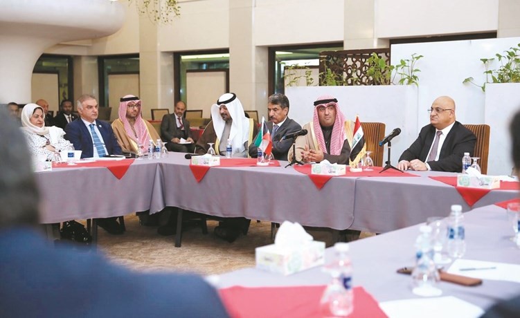 الوزير خالد الروضان ونظيره العراقي محمد العاني أثناء الندوة الحوارية	(كونا)﻿