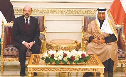 سمو الشيخ جابر المبارك مستقبلا رئيس الوزراء الأردني د.عمر الرزاز لدى وصوله للبلاد ﻿