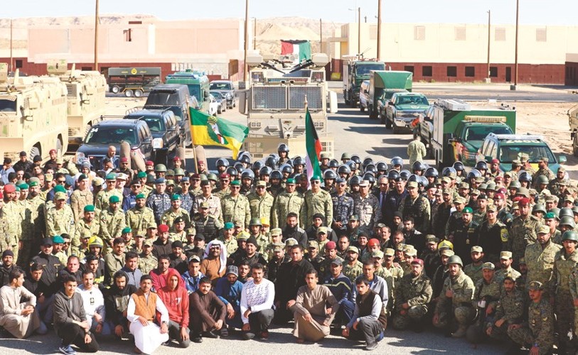 الفريق الركن هاشم الرفاعي والقيادات العسكرية مع المشاركين في التمرين﻿