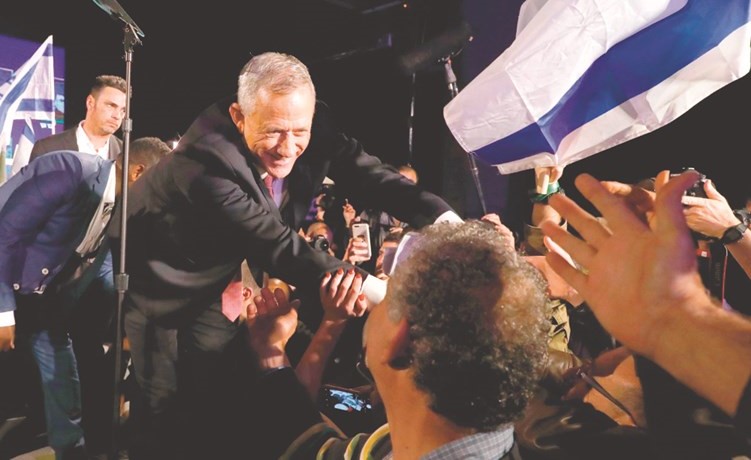 غانتس يحيي مؤيديه خلال تجمع انتخابي عقد بتل أبيب مؤخرا	(ا.ف.پ) ﻿
