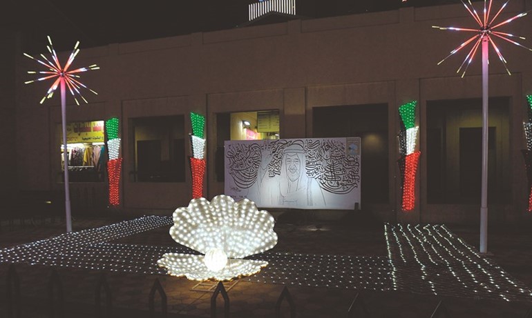 لوحة صاحب السمو الامير رسمت بطريقة فنية في المباركية ﻿
