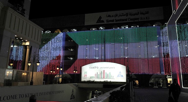 علم الكويت يزين المباني المحيطة بالمباركية ﻿
