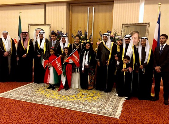 سفيرنا في هولندا عبد الرحمن العتيبي وعدد من الضيوف خلال الاحتفال بالأعياد