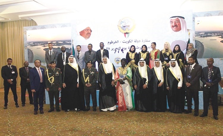 سفيرنا في السودان متوسطا المشاركين ﻿