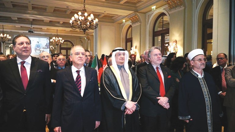 السفير سعود الدويش متوسطا المشاركين ﻿