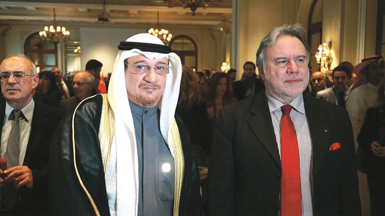 سفيرنا في اليونان سعود الدويش مع أحد الحضور﻿