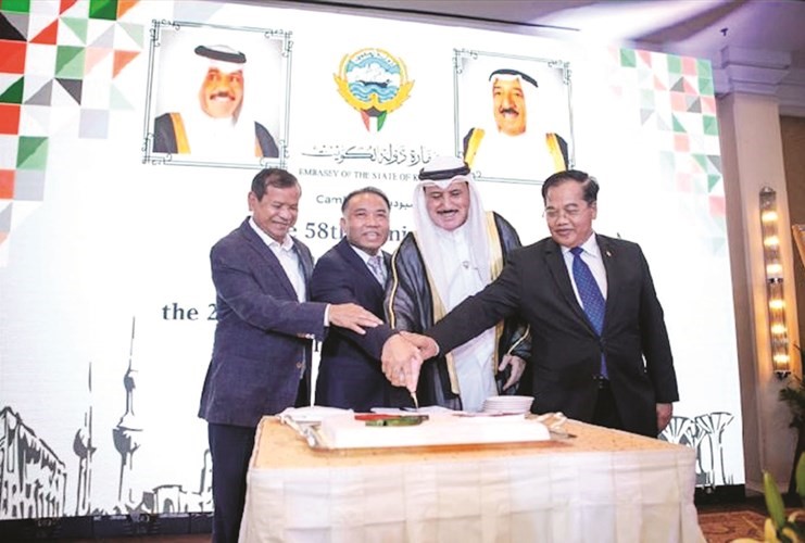 قطع كيكة الاحتفال في سفارتنا بكمبوديا ﻿