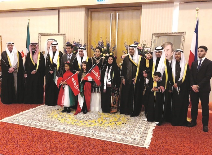 العتيبي وعدد من المشاركين في الحفل﻿