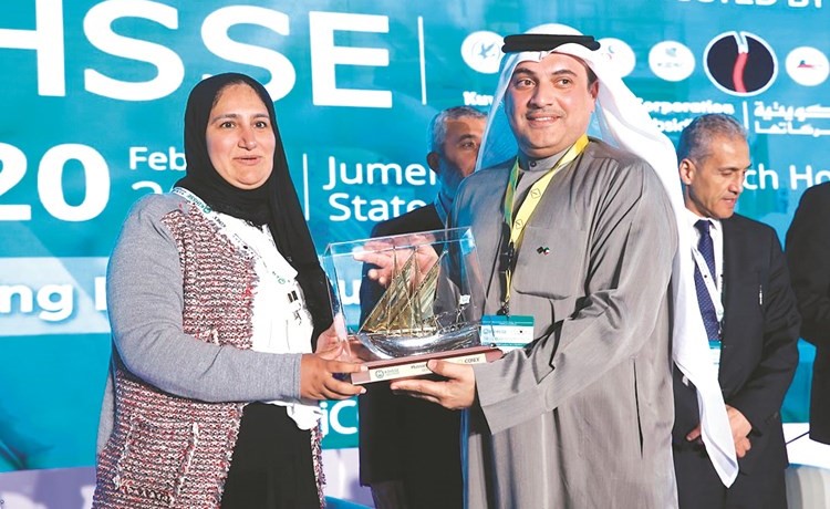 وفاء الزعابي خلال تكريمها حسام معرفي﻿