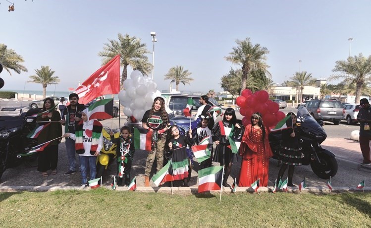 بالفيديو.. شارع الخليج العربي يتشح بكل ألوان البهجة والفرحة احتفالاً بالأعياد الوطنية