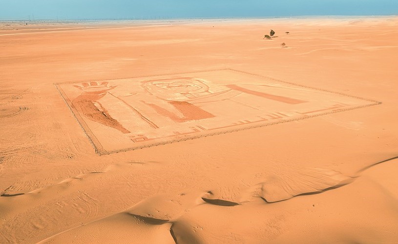 أكبر لوحة محفورة على الرمال في العالم تحمل صورة صاحب السمو الأمير الشيخ صباح الأحمد ﻿