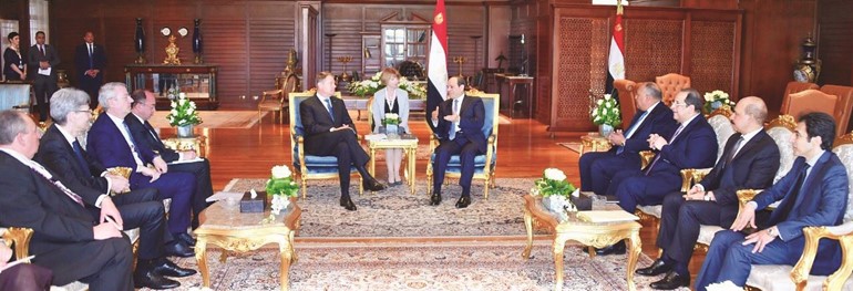  ﻿ الرئيس عبدالفتاح السيسي مستقبلا كلاوس يوهانيس رئيس جمهورية رومانيا في شرم الشيخ أمس﻿