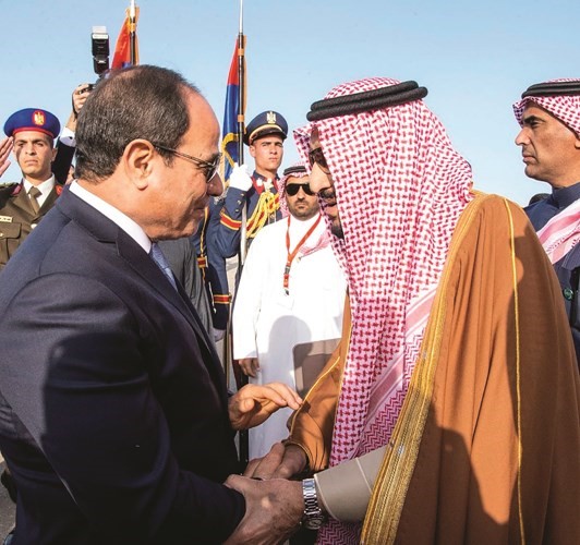  الرئيس عبدالفتاح السيسي مستقبلا خادم الحرمين الملك سلمان بن عبدالعزيز في شرم الشيخ أمس