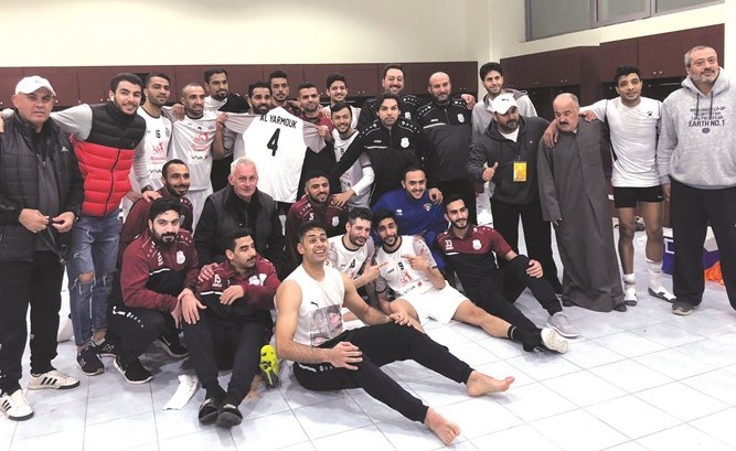 فرحة لاعبي اليرموك بالتأهل إلى الدوري الممتاز﻿