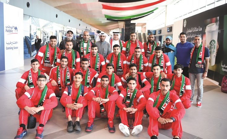 لقطة جماعية لأعضاء منتخب شباب يد البحرين عقب الوصول للكويت	 (محمد هاشم)﻿