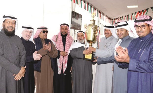 ماجد موسى المطيري يسلم الكأس لإسطبل الشرق﻿