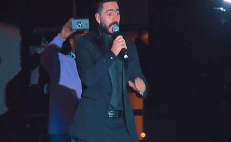 بالفيديو.. شاهد تفاعل الجمهور مع تامر حسني في حفله الغنائي في السعودية