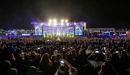 بالفيديو.. شاهد تفاعل الجمهور مع تامر حسني في حفله الغنائي في السعودية