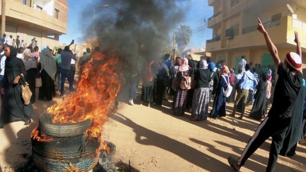 الآلاف يخرجون في تظاهرات بالعاصمة السودانية رغم حالة الطوارئ