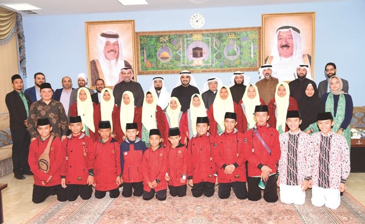 قيادات الهيئة الخيرية في لقطة تذكارية مع أيتام قرية صاحب السمو﻿