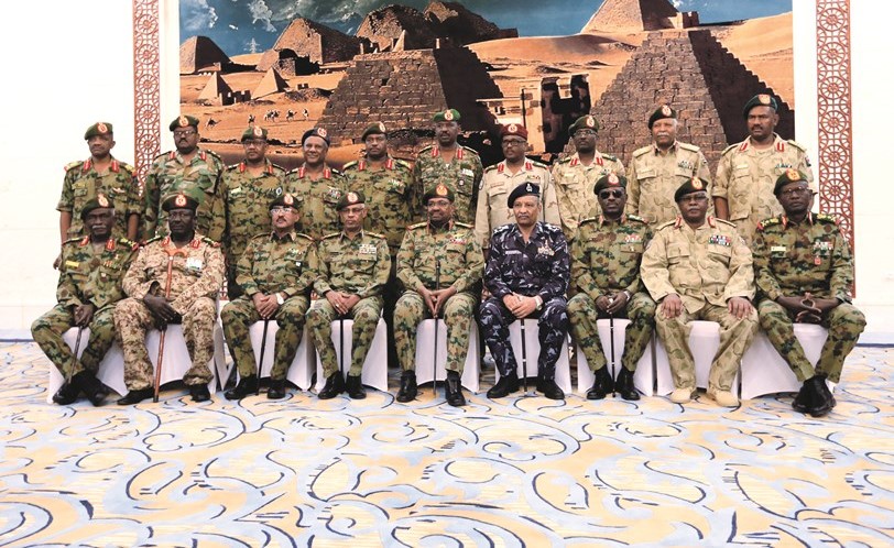 الرئيس السوداني عمر البشير متوسطا اعضاء الحكومة الجديدة بعد اداء اليمين الدستورية امس	 (رويترز)﻿