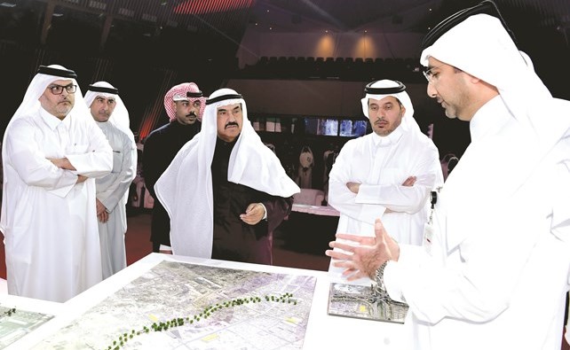 ممثل صاحب السمو يستمع إلى شرح حول محور صباح الأحمد ﻿