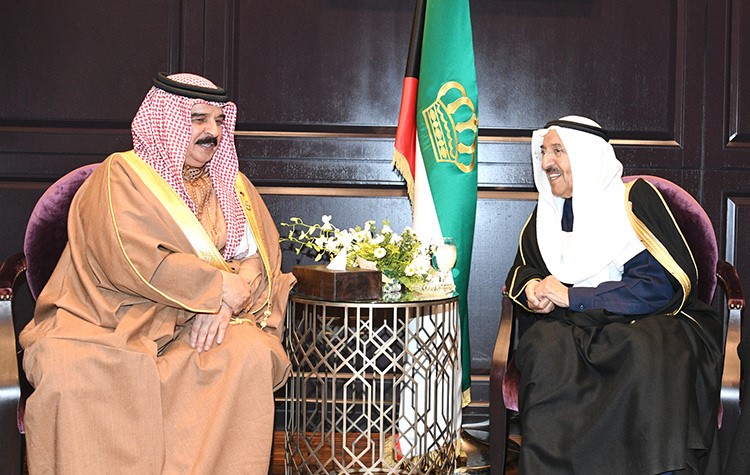 صاحب السمو الأمير الشيخ صباح الأحمد مستقبلاً الملك حمد بن عيسى ملك مملكة البحرين