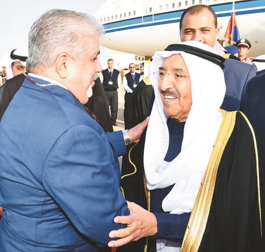 صاحب السمو الأمير مصافحا مستقبليه ﻿
